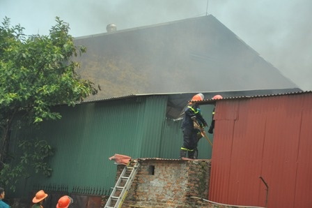 Theo nhiều người dân địa phương cho biết, vào thời điểm trên nhiều người nghe thấy tiếng nổ lớn phát ra từ trong kho chứa cồn của Tổng kho Nam Sông Hồng. Ít phút sau ngọn lửa kèm theo khói lớn bốc lên nghi ngút khiến nhiều người đi đường hoảng hốt.