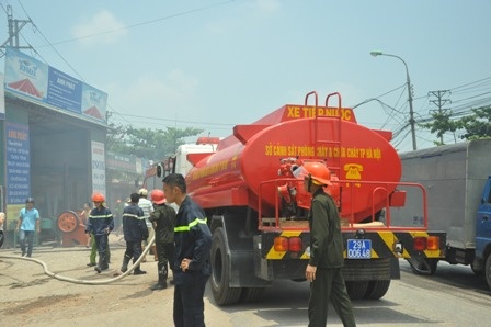 Kho chua con bung chay lon sau tieng no o Ha Noi hinh anh