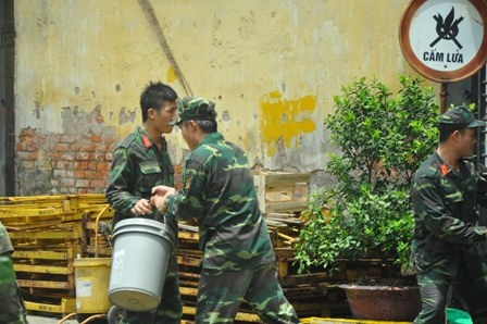 Hàng trăm cảnh sát PCCC, lực lượng dân quân, bộ đội TP Hà Nội đã có mặt tại hiện trường nỗ lực dập lửa. Do Kho chứa cồn ở trong nhà mái tôn nên lực lượng chức năng phải dùng máy ủi tôn ra mới tiếp cận được đám cháy.