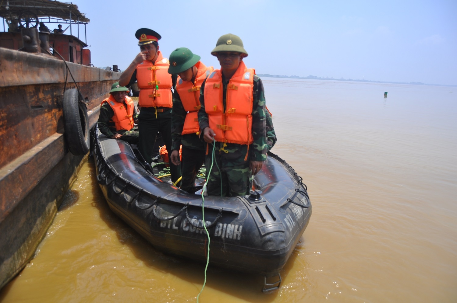 Nguoi song sot vu thuyen chim lien tuc doi ra song hinh anh