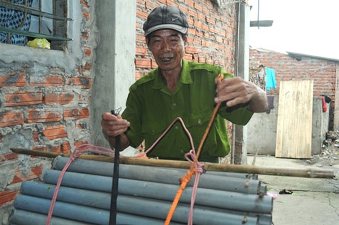 Ông Sáng chuẩn bị đồ nghề đi bắt lươn