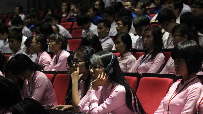 Sinh viên trường ĐH Tôn Đức Thắng tham gia hội nghị.