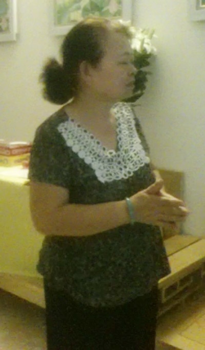 Bà Phong, mẹ chị Minh nén đau thương mong mỏi được đón thi thể con cháu về.