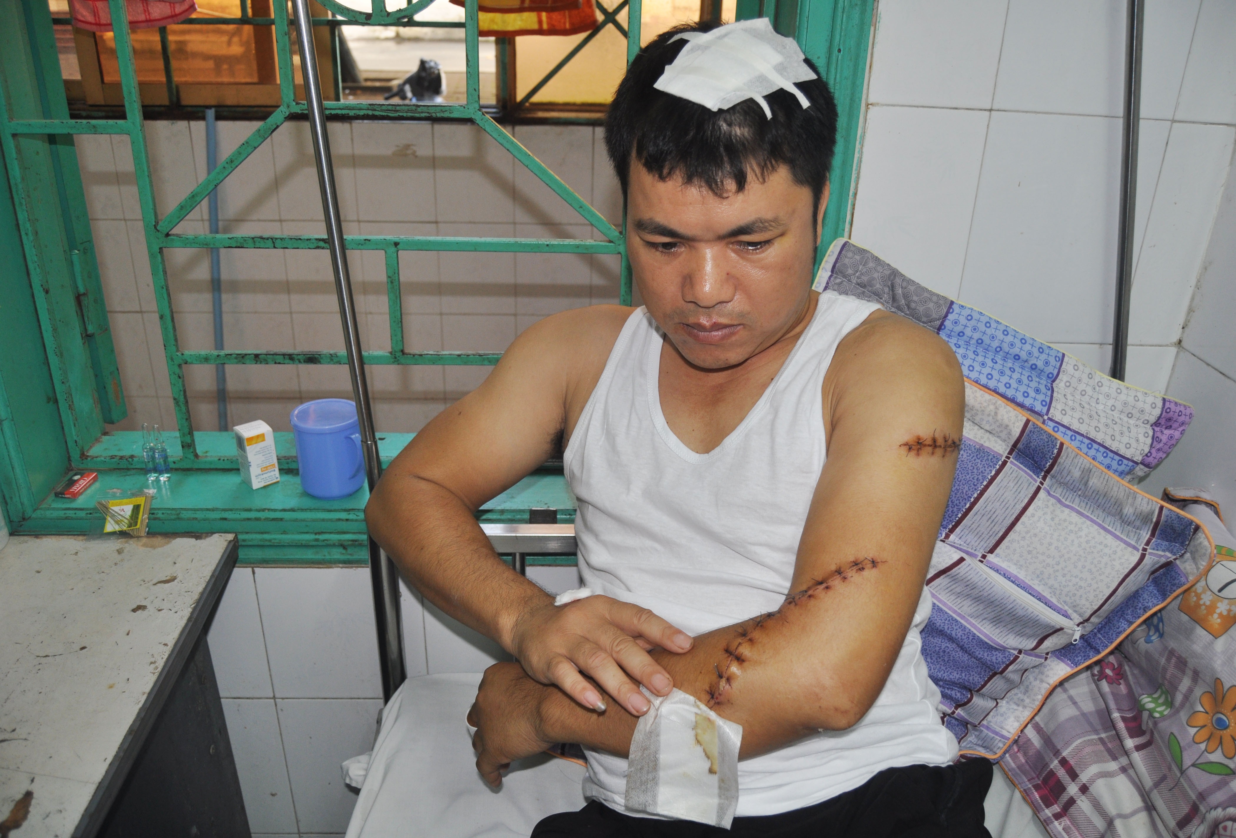 Di lam ve giua khuya, bi giang ho chem toi tap hinh anh