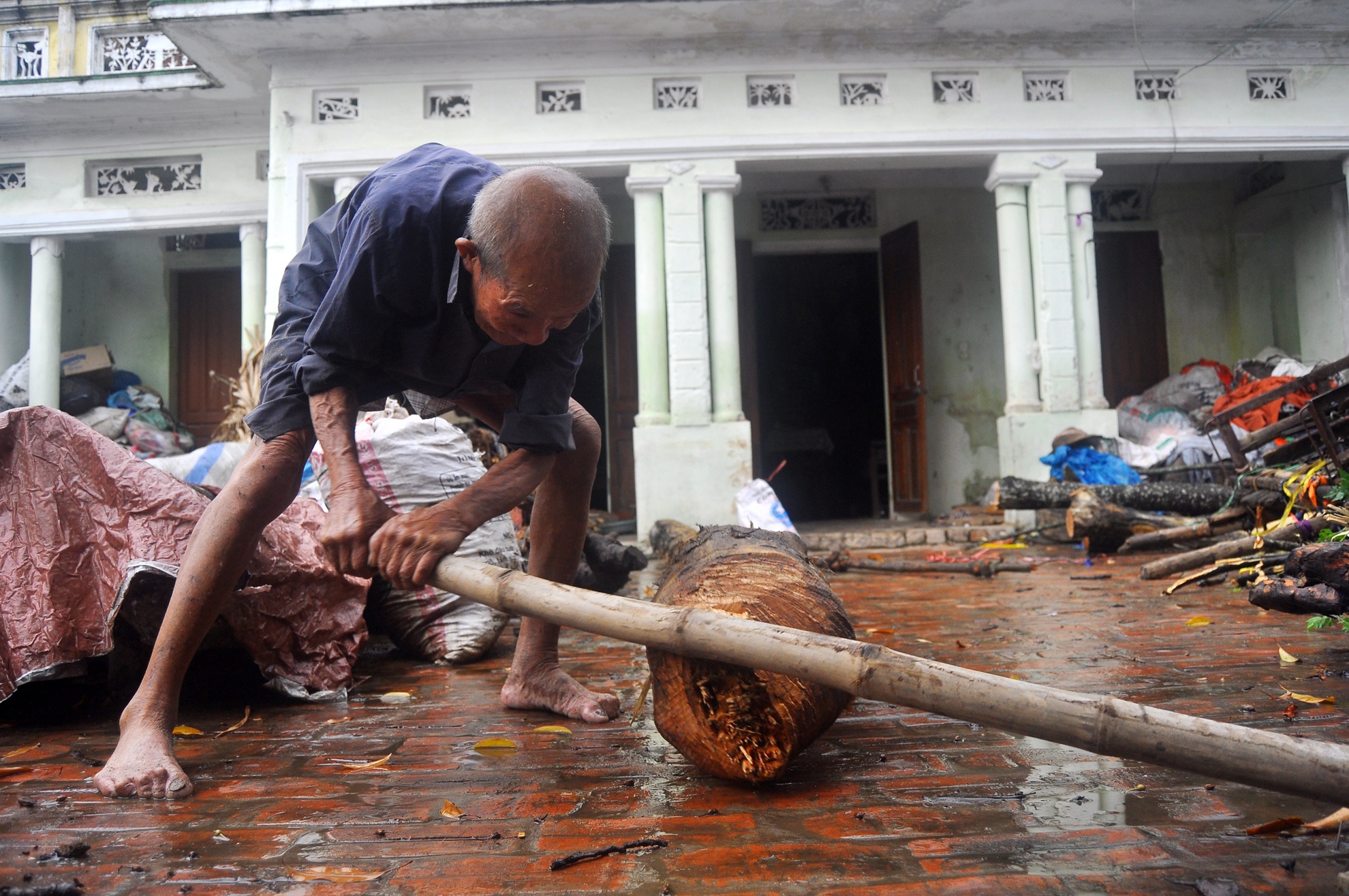 Bà Đỗ (67 tuổi), sống ở trước đình làng cho biết ông Sâm làm nghề này từ khi còn trai trẻ. Không chỉ ở trong làng, mà nhiều người các làng, xã lân cận đều tìm đến ông để mua gỗ hay củi đun. 