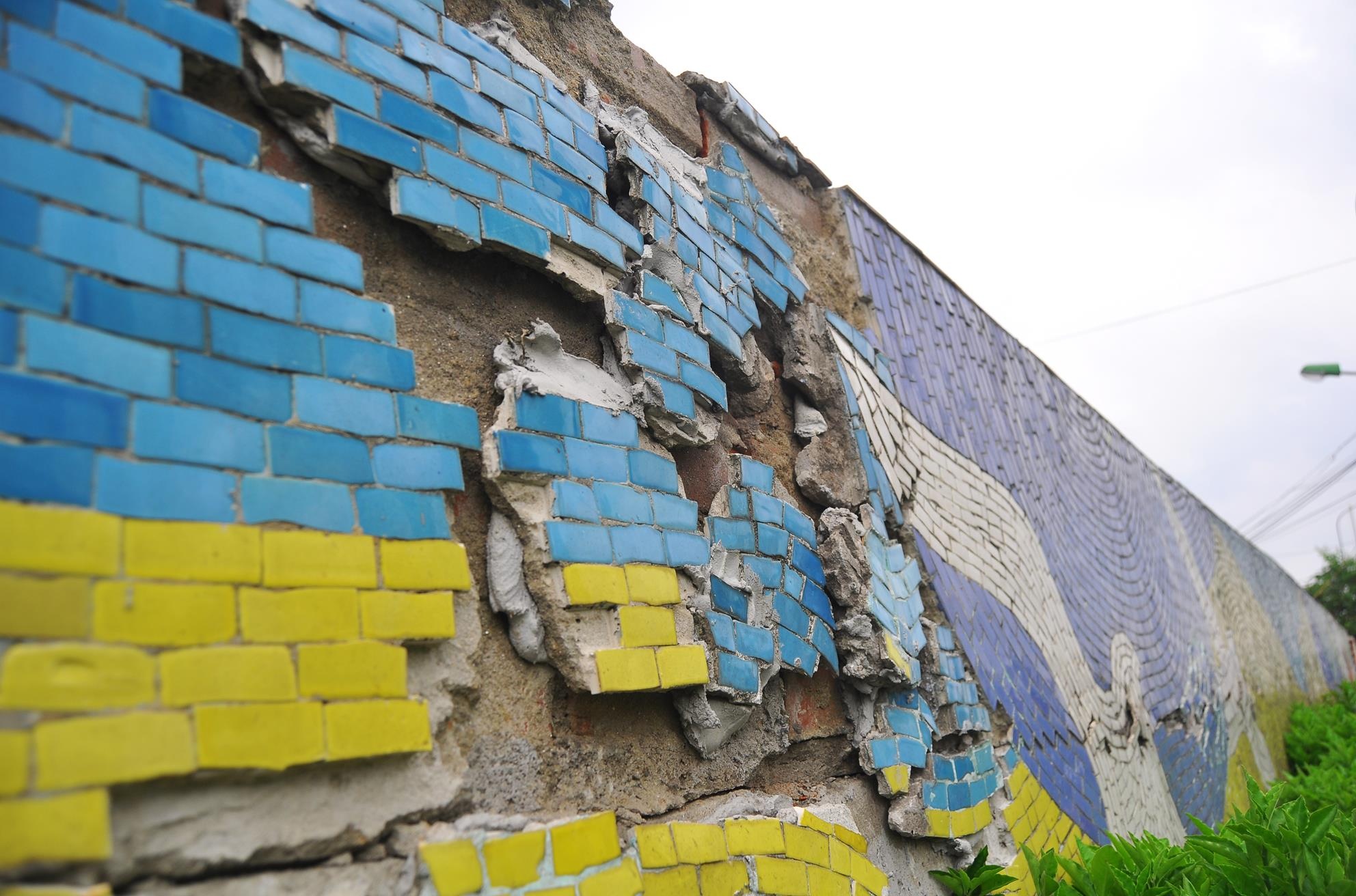 Buc tranh gom su ky luc Guinness co nguy co do sap hinh anh