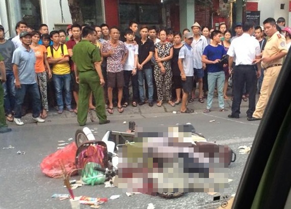 Phu nu di xe dap dien bi oto can tu vong hinh anh