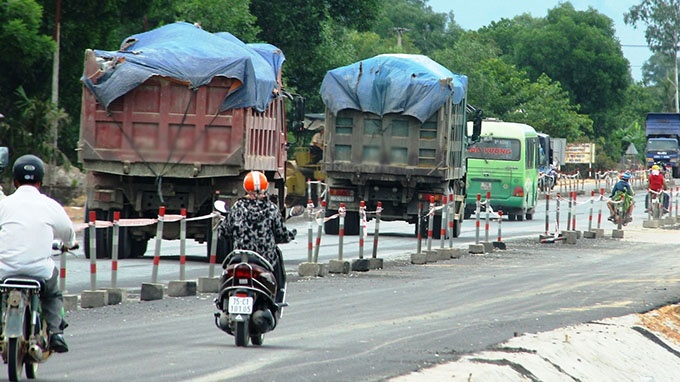 Đoàn xe “hổ vồ” chở quá tải cung cấp vật liệu cho công trình mở rộng quốc lộ 1 đoạn huyện Phong Điền (Thừa Thiên - Huế) vẫn hoạt động bất chấp lệnh cấm - Ảnh: Nguyên Linh