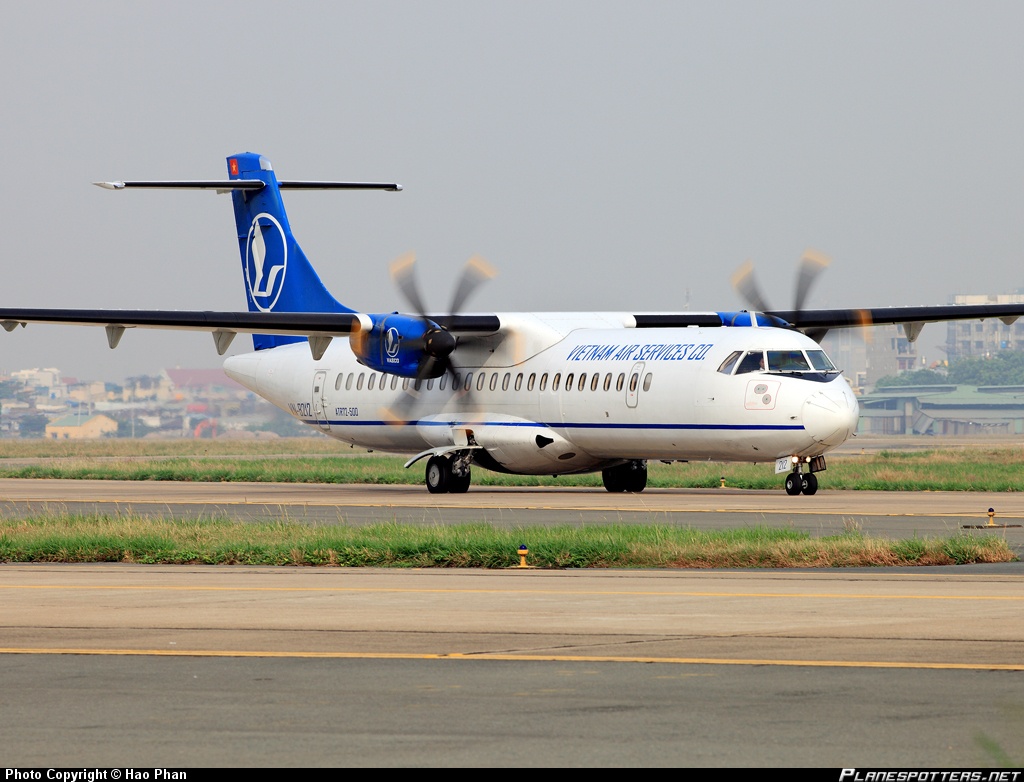 Hanh khach doi 3 gio, cong ty bay bao huy chuyen hinh anh