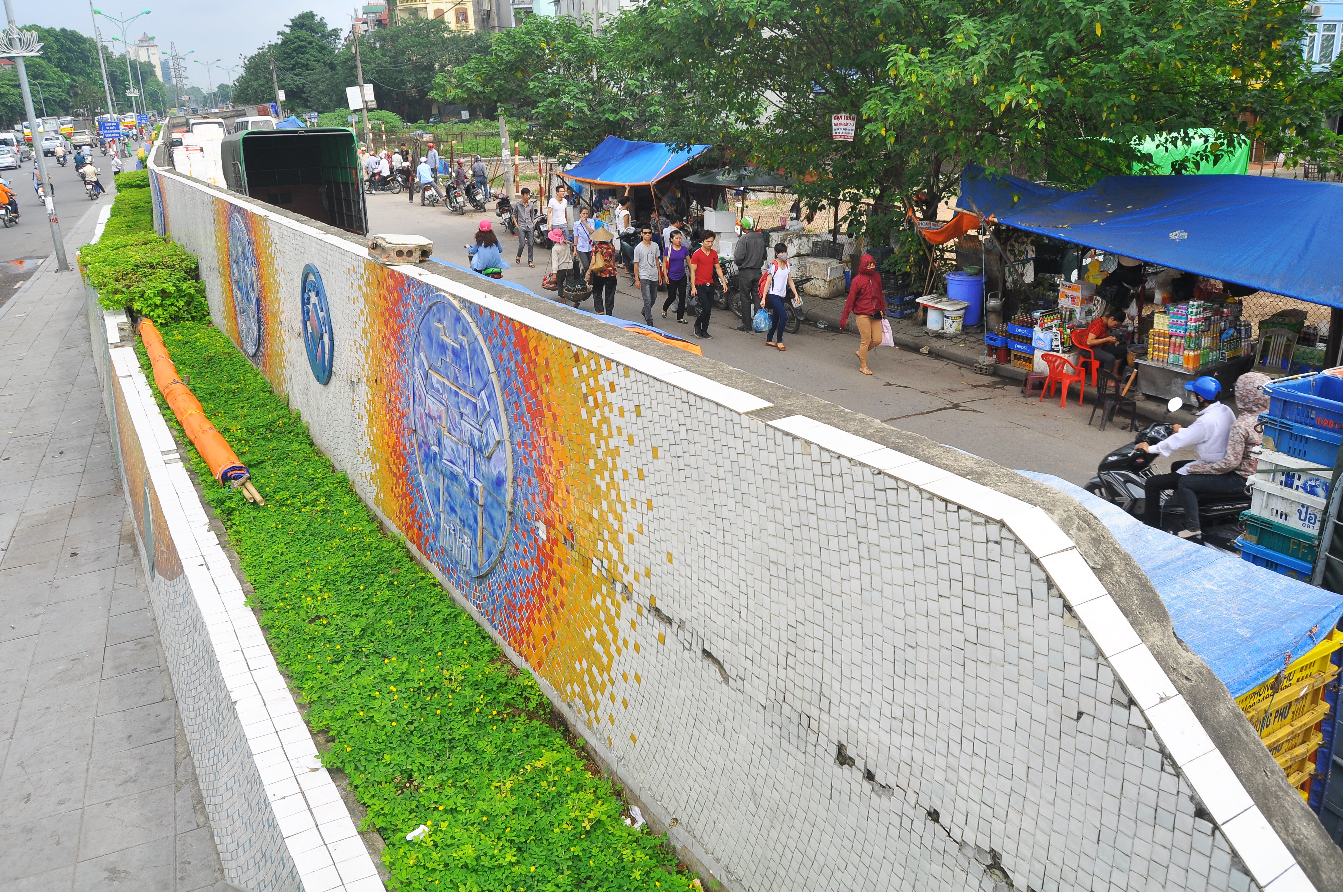 Để thực hiện kịp thời  bản thiết kế nhân dịp kỷ niệm đại lễ 1000 Thăng Long - Hà Nội, đơn vị thi công đã tiến hành xây thêm bức tường trên đê bê tông (cao 60cm, dày 20cm) làm nền để ghép tranh. Ngoài ra, đơn vị thi công còn xây dựng thêm nhiều điểm nhô cao hơn so với đê theo bản thiết kế để hoàn thiện các tiểu tiết.