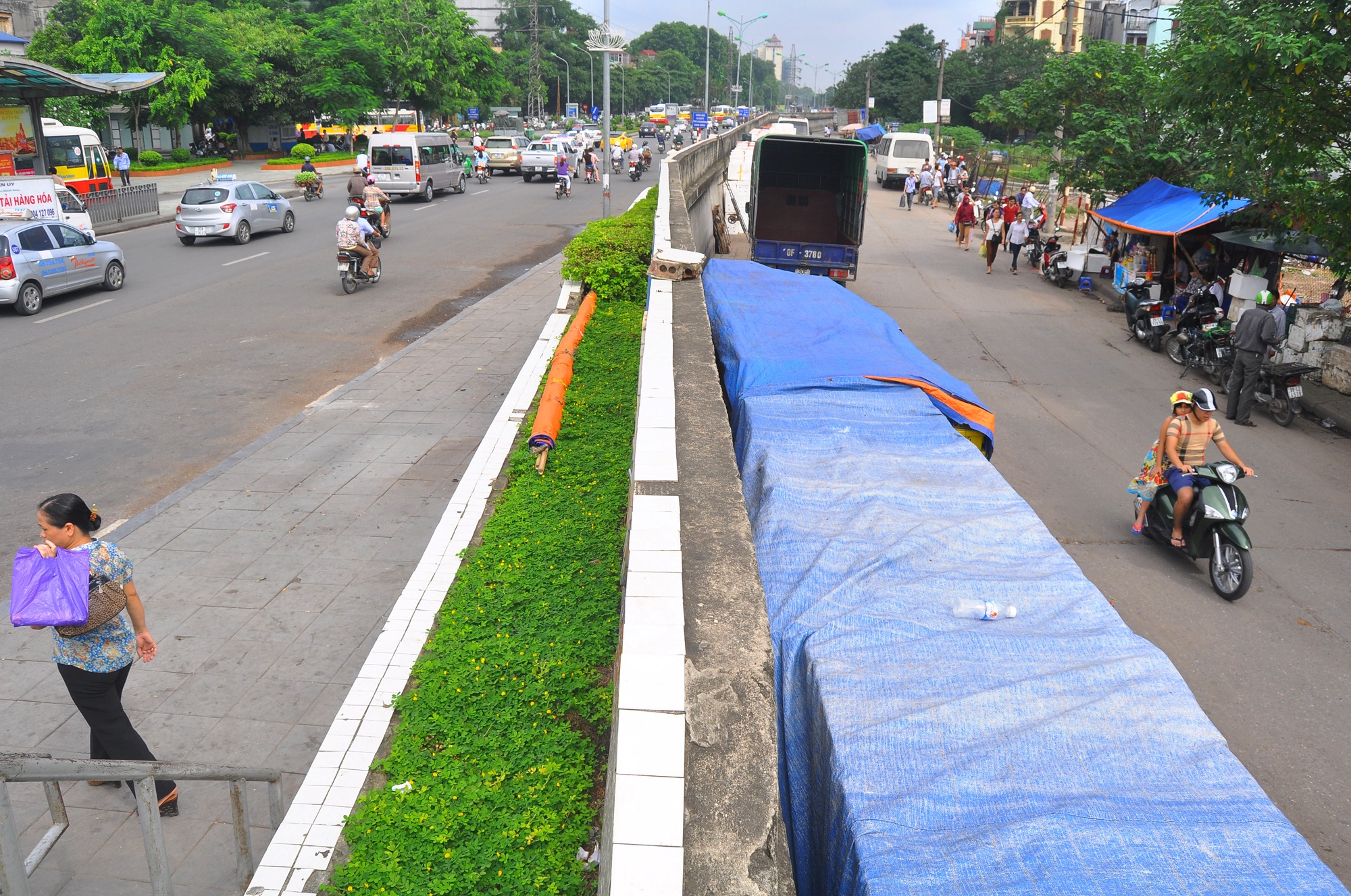 Con đường gốm sứ ven sông Hồng đang xuống cấp ngày càng nghiêm trọng không chỉ khiến bức tranh kỷ lục Guinness trở nên xấu xí mà nhiều người còn lo ngại về hiểm họa đổ sập bất cứ lúc nào.