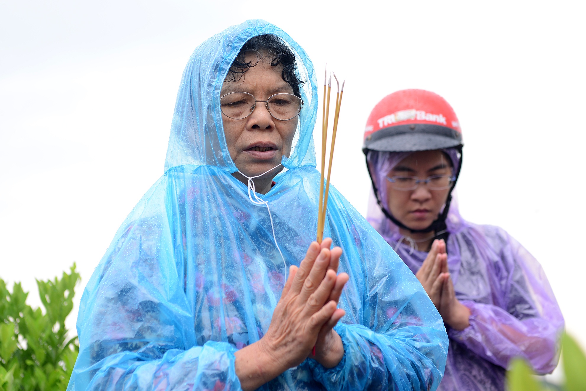 Bo me chi Huyen doi mua thap huong o mo con gai hinh anh