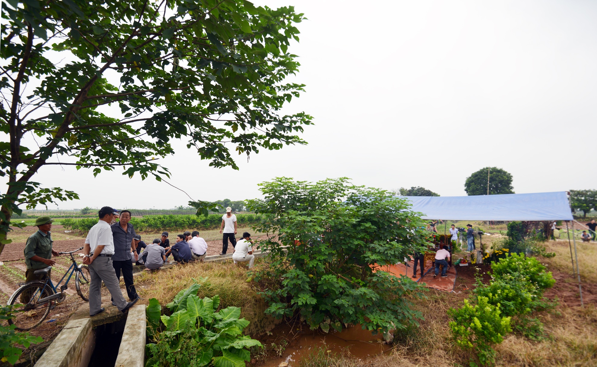 8h ngày 7/8 tại nghĩa trang Văn Đức, người thân của chị Lê Thị Thanh Huyền, nạn nhân vụ thẩm mỹ viện Cát Tường đã tới chuẩn bị lễ cầu siêu.