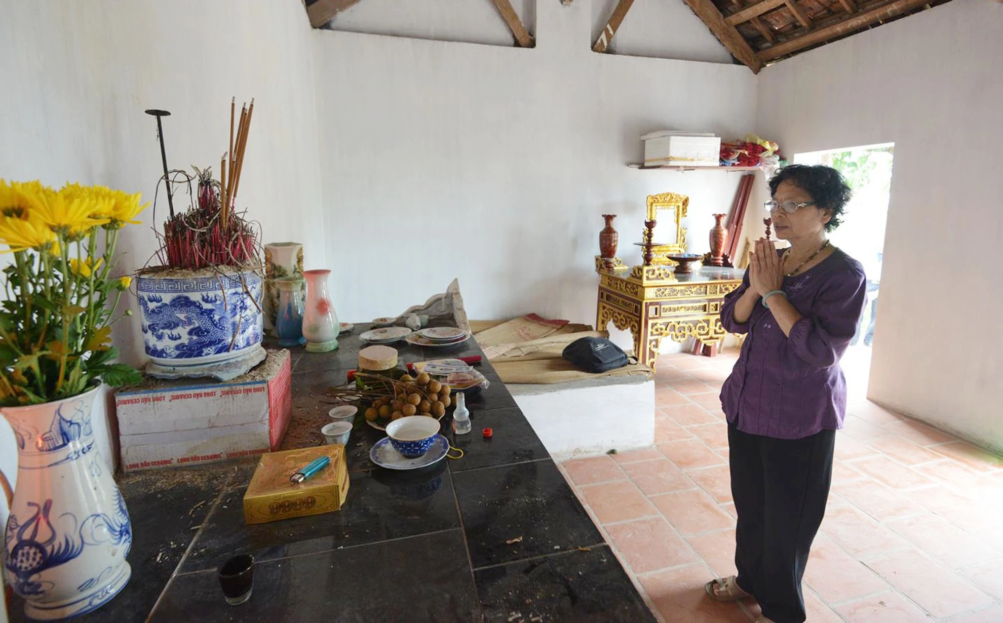 Nhớ lại những kỷ niệm với người cháu xấu số, bà Bảy ho biết, Huyền ở Hà Nội từ nhỏ nhưng mùa hè hàng năm thuờng xuyên về quê chơi. Sau khi lập gia đình Huyền vẫn thuờng xuyên đưa chồng con về thăm các bác. Lần nào cũng mang nhiều quà về.