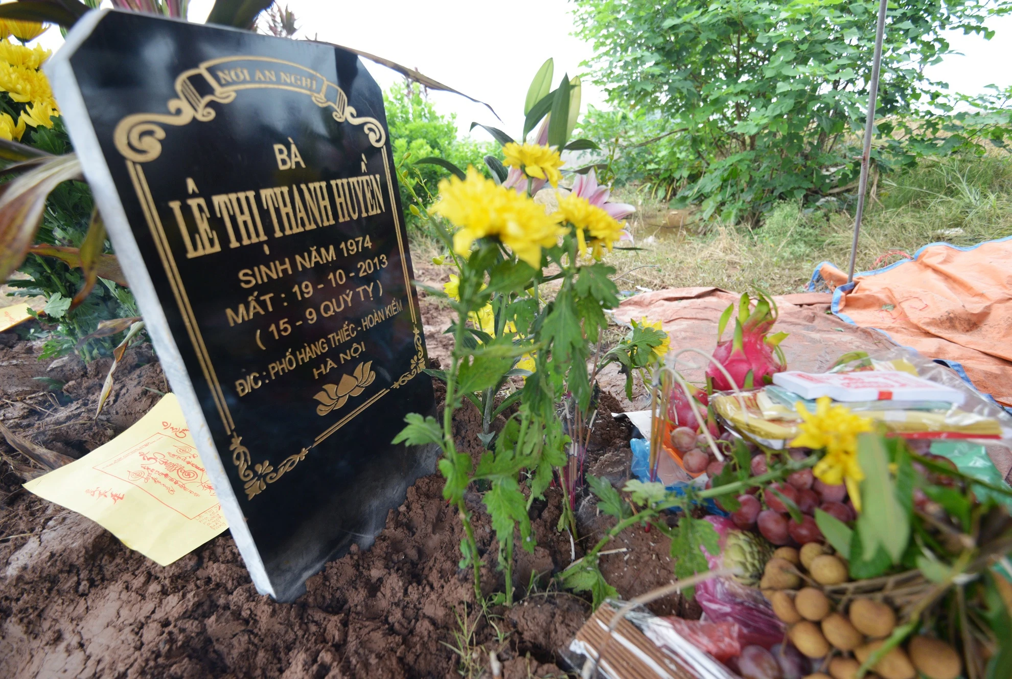 Trước đó, ông Nguyễn Văn Bình, quản trang Trung Quang cho hay, chiều ngày 6/8, gia đình đã nhờ thôn và ban quản lý nghĩa trang đắp đất cho phần mộ chị Huyền  để chuẩn bị cho lễ cầu siêu hôm sau.