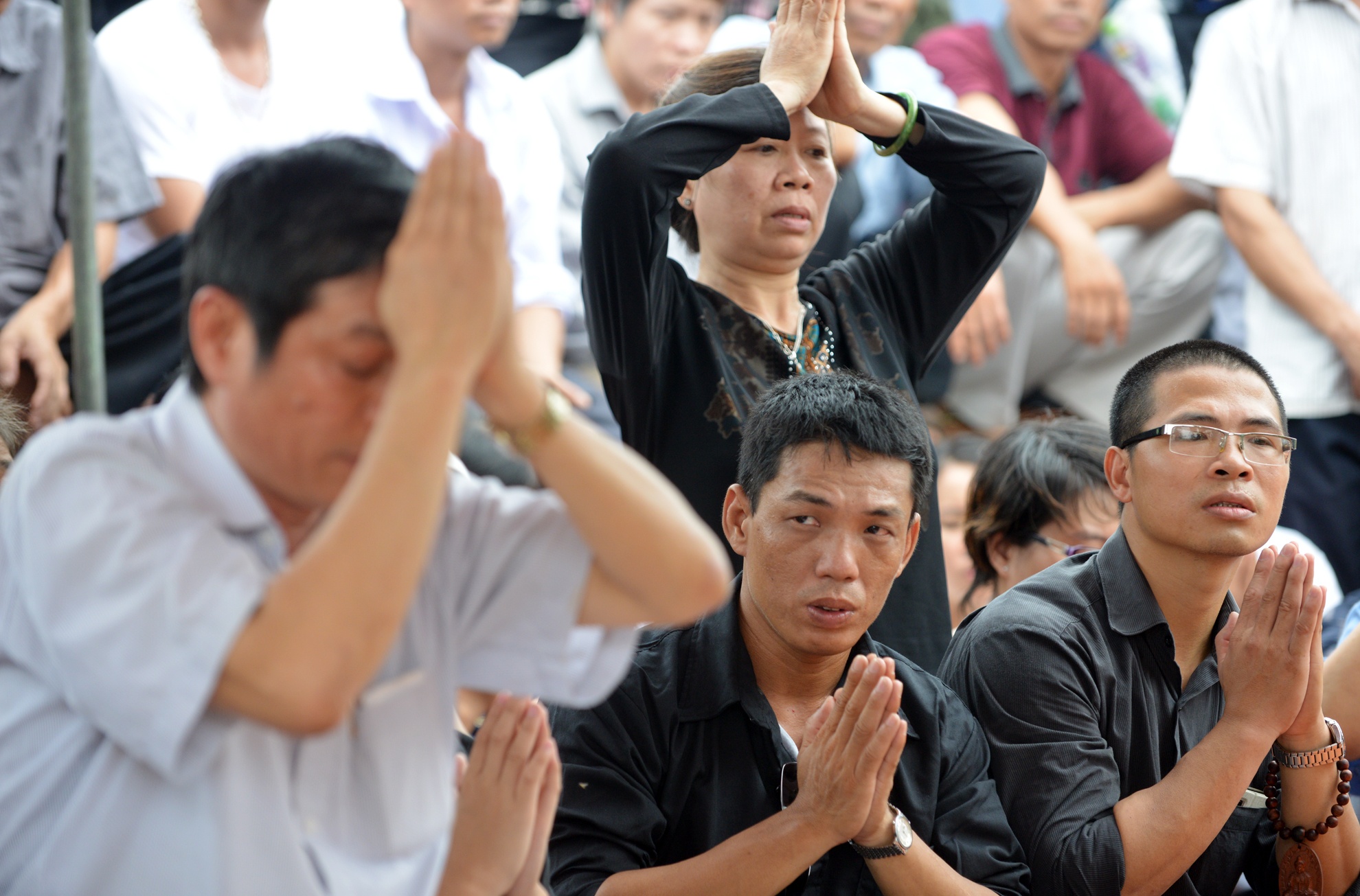 Hơn 9h, mọi thủ tục đã hoang tất,  thầy cùng lắc chuông bắt đầu làm lễ. Nghe tiếng chuông ngân, tất cả người thân của người xấu số chắp tay nhẩm theo lời của thầy cúng.