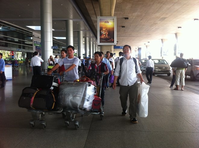 25 lao động từ Libya về tới sân bay Tân Sơn Nhất.