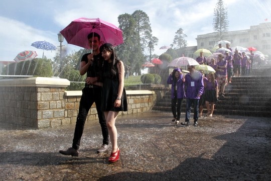 Những cặp đôi sau khi đưa nhau đi qua “con đường mưa” đã tham gia cùng với các ban nhạc đường phố, che dù đạp xe đạp đôi và pedalo (đạp vịt) trên hồ Xuân Hương.