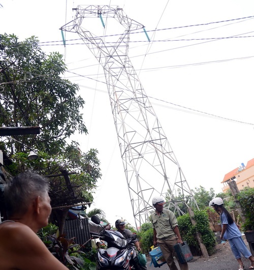 Lưới điện cao thế tại khu dân cư ở Quận 12, TP.HCM - Ảnh: Tư liệu Tuổi Trẻ