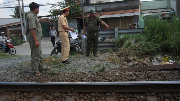 Qua duong sat, cu ba 78 tuoi bi tau lua tong chet hinh anh