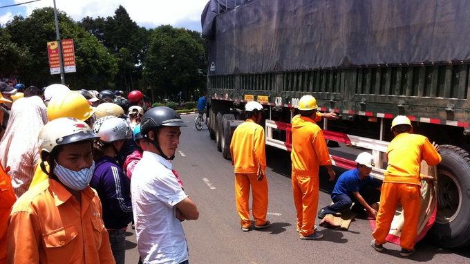 Di sam do cung ram, tho dien bi xe container can chet hinh anh