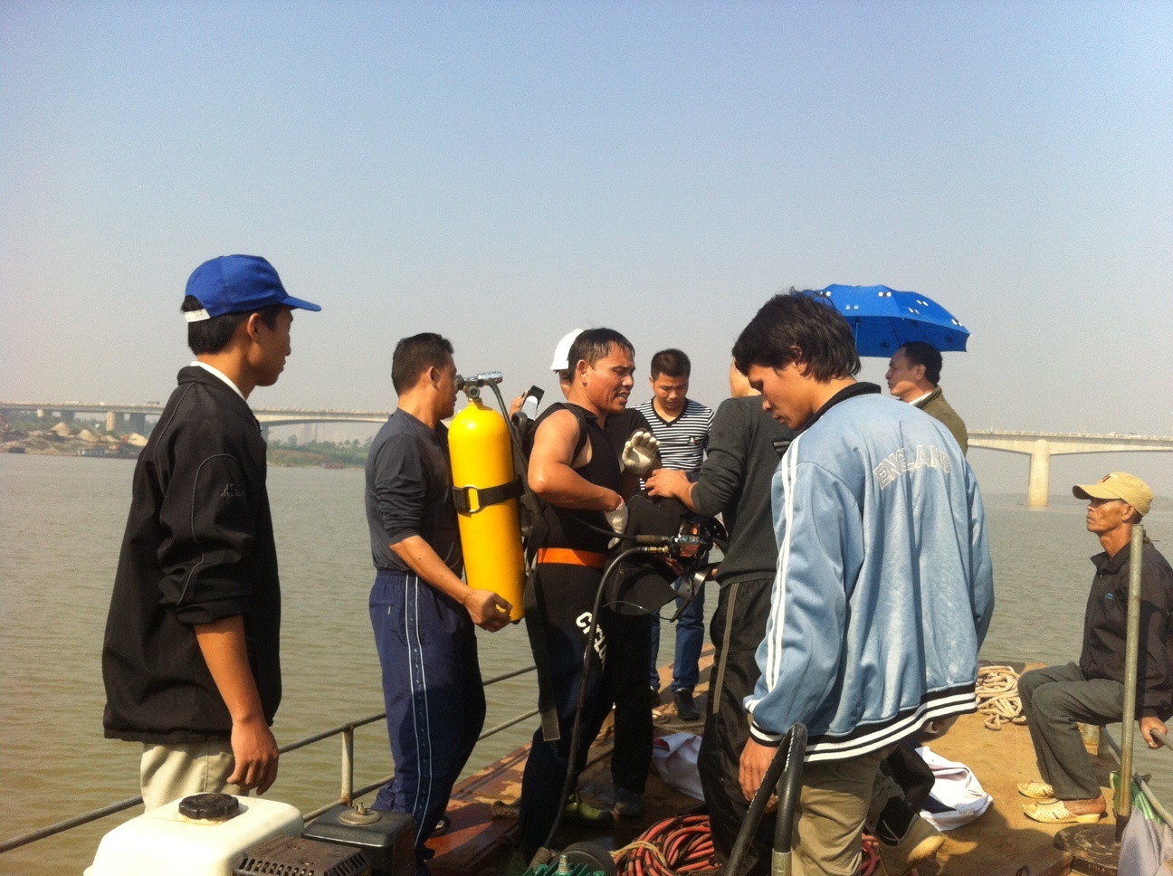 Hai tho lan vao cuoc tim phan thi the con lai cua chi Huyen hinh anh