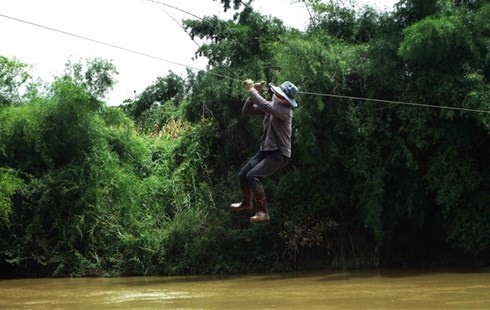 Hàng ngày, người dân xã Hòa Lễ phải đánh đu trên dây cáp để sang sông. (ảnh chụp ngày 6.8).