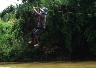 Chet hut vi treo minh du day thep qua song hinh anh