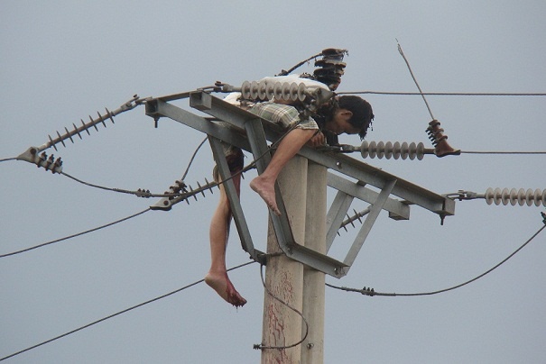 Dung sao nhom hai chom chom bi dien cao the phong tu vong hinh anh