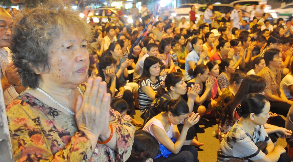 Hang nghin nguoi ngoi kin duong du le Vu lan hinh anh