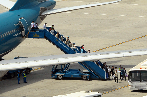 Nguoi Viet tu vung chien su Libya ve den san bay Noi Bai hinh anh