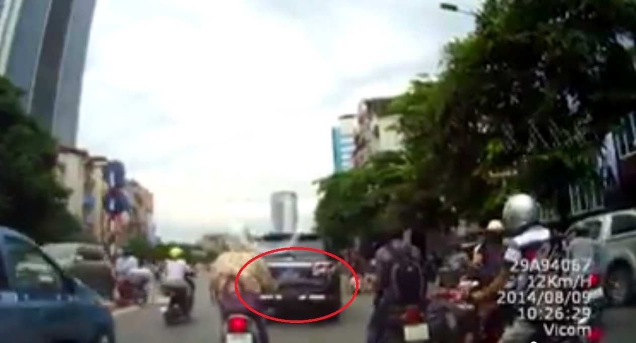 Xe bien xanh bo chay sau khi va cham voi xe may hinh anh