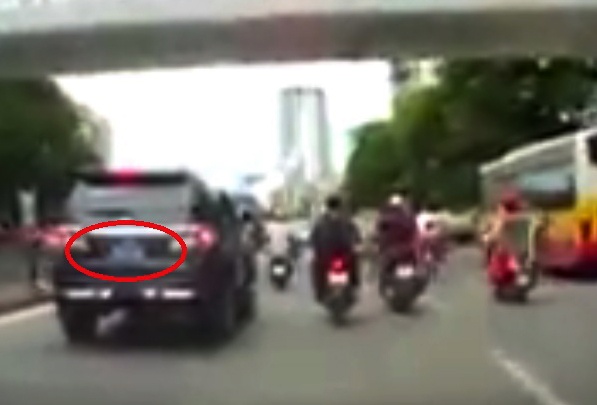 Clip xe bien xanh bo chay sau khi quet do 3 xe may hinh anh