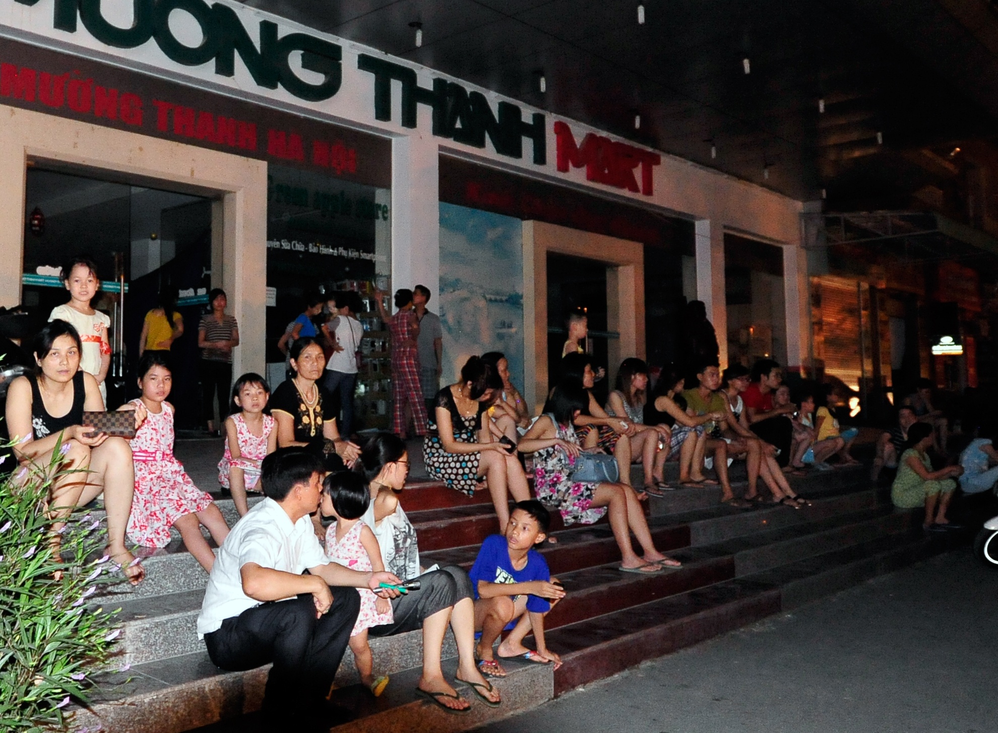 Người dân tòa nhà CT6 KĐT Xa La (Hà Đông) hoảng loạn chạy nạn cầu thang bộ xuống tầng 1 sau hàng loạt tiếng nổ lớn kèm theo khói ở trạm điện, Ảnh: Hoàng Anh