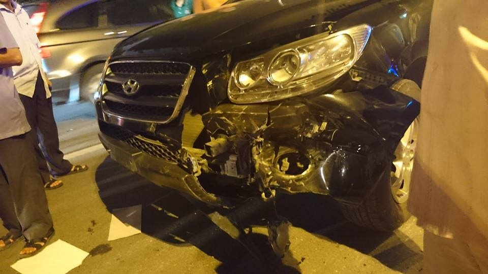 Xe bien xanh lon nhao tren cau Thang Long hinh anh