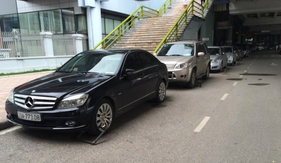 Xe bị khóa bánh ở Nội Bài. Ảnh: Otofun.