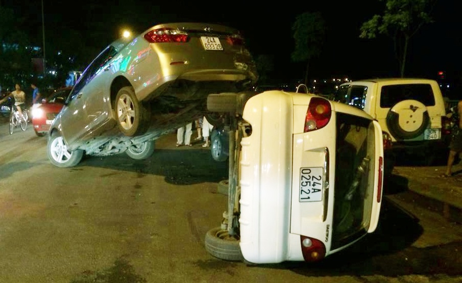 Oto xep chong len nhau sau tai nan lien hoan gay xon xao hinh anh