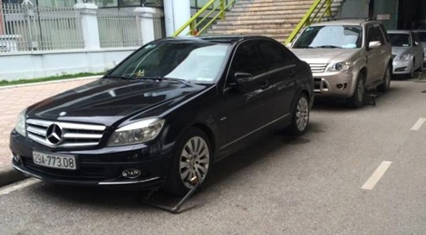 Hang loat oto bi khoa banh truoc san bay Noi Bai hinh anh