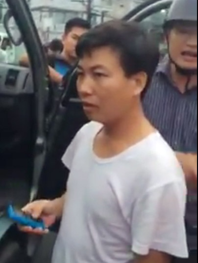 Nguoi dan vay quanh chiec xe nhot 2 dua tre hinh anh