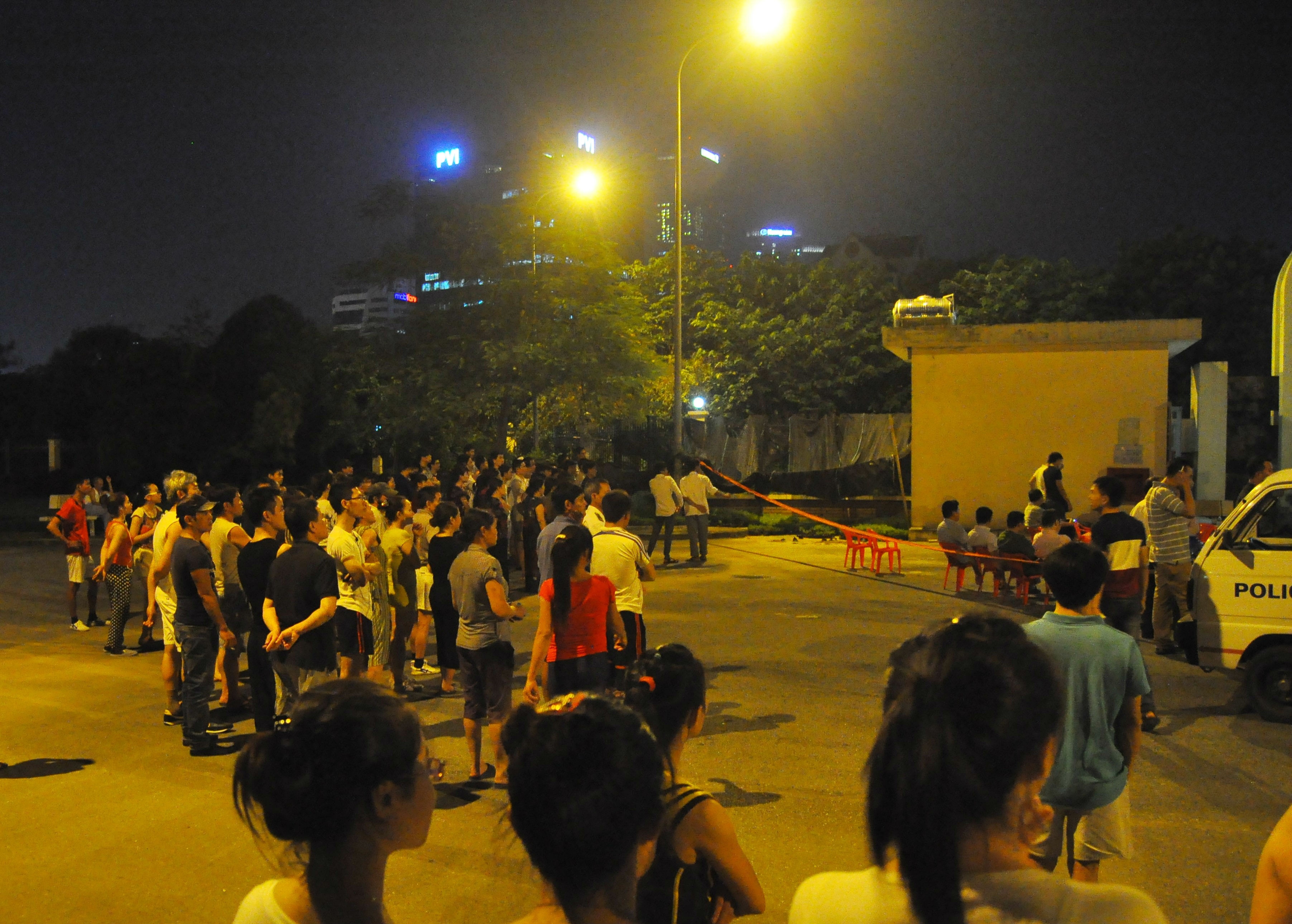 Thi the nguoi dan ong dang phan huy o cong vien Dich Vong hinh anh