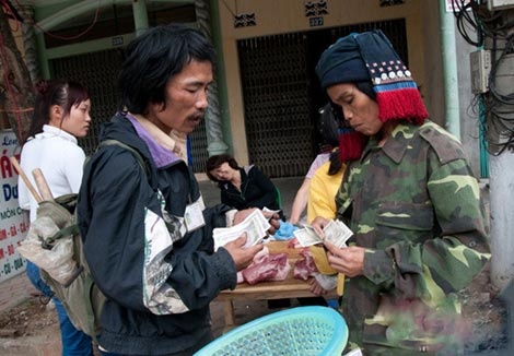 Nguoi dan ong 3 lan 'nhat vo' 4 lan ban con hinh anh