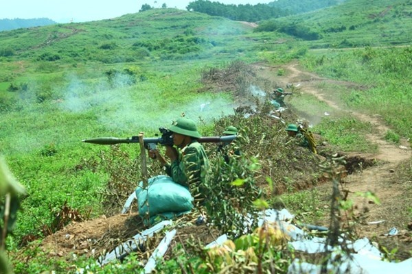 Các loại súng đại liên PKMS, B41, DKZ.., là hỏa lực chủ yếu của các phân đội bộ binh bởi tính năng sát thương lớn và khả năng cơ động. Để phát huy hết tác dụng của các loại vũ khí trên, đòi hỏi bộ đội phải thuần thục yếu lĩnh động tác, trải qua quá trình luyện tập kiên trì cả về thể lực, bản lĩnh và sự phối hợp nhịp nhàng giữa các số trong tổ và tiểu đội.