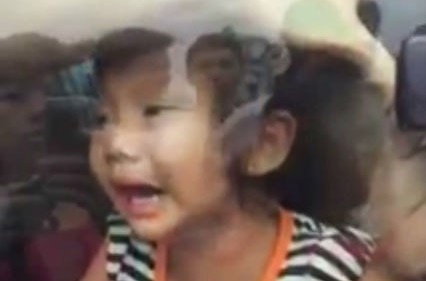 'Bat 2 tre len xe ma khong co cong an la thieu quy trinh' hinh anh