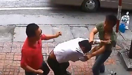 Hanh khach bi danh da man vi cai nhau voi nha xe hinh anh