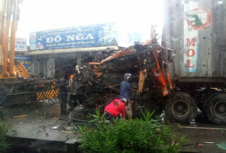 Chiếc contener gặp nạn bị bẹp rúm phần cabin tại Hải Dương ngày 20/8. Ảnh: Tùng Baloo