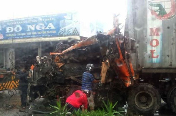 Cabin xe container bi san phang hinh anh