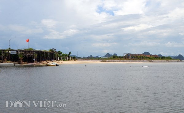 Đó là bãi tắm Quảng Hồng (Cẩm Sơn, TP. Cẩm Phả) nằm sát vị trí 2 em Trung và Hiếu bị đuối nước mà gia đình 2 em từng than: “Nếu 2 em được tắm ở đây thì chắc sẽ không xảy ra cơ sự đau lòng này”.