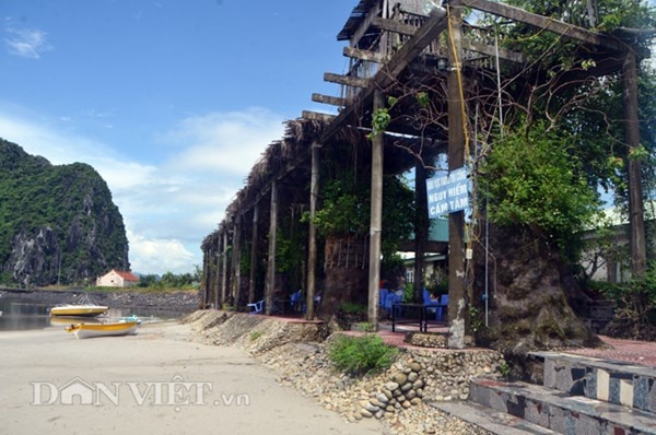 Bai bien dep bi cam tam mot cach kho hieu hinh anh