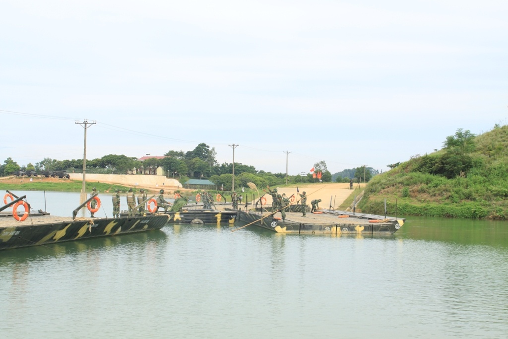 Vừa qua, Sư đoàn 390, Bộ Tổng tham mưu đã chỉ đạo Quân đoàn 1 tổ chức luyện tập tổng hợp vượt chướng ngại nước cho các lữ đoàn binh chủng của Quân đoàn.