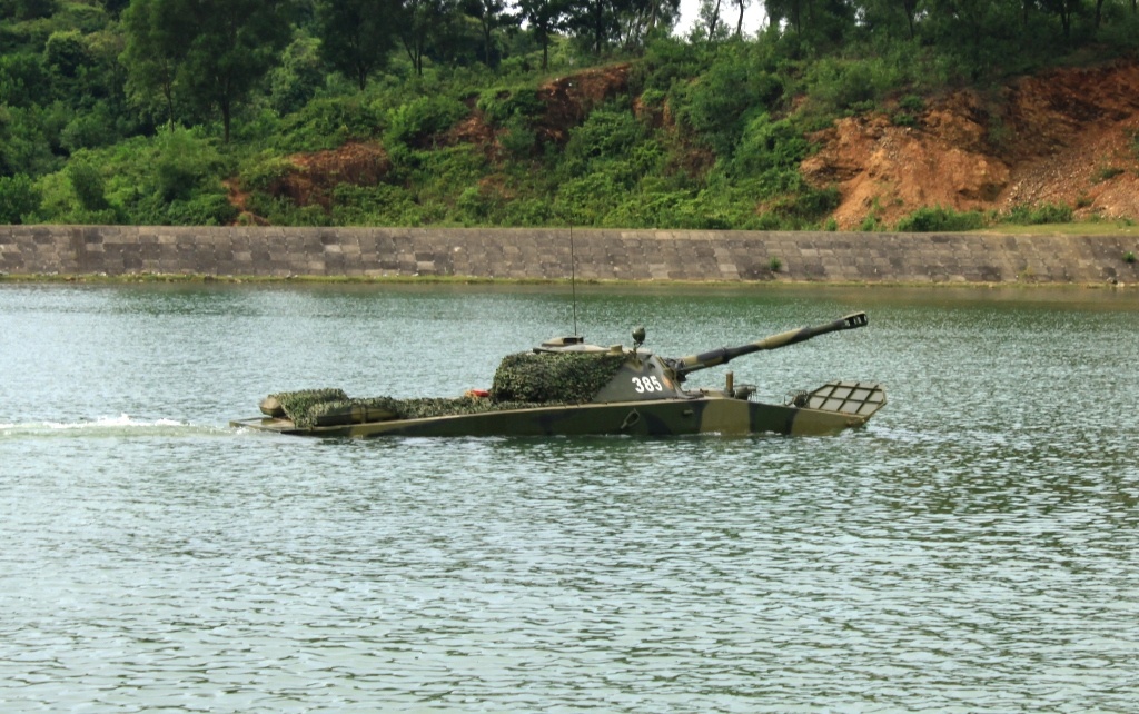 Xe tăng triển khai đội hình vượt sông.